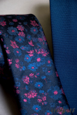 Cravată îngustă albastru închis cu model floral în roz - latime 5 cm